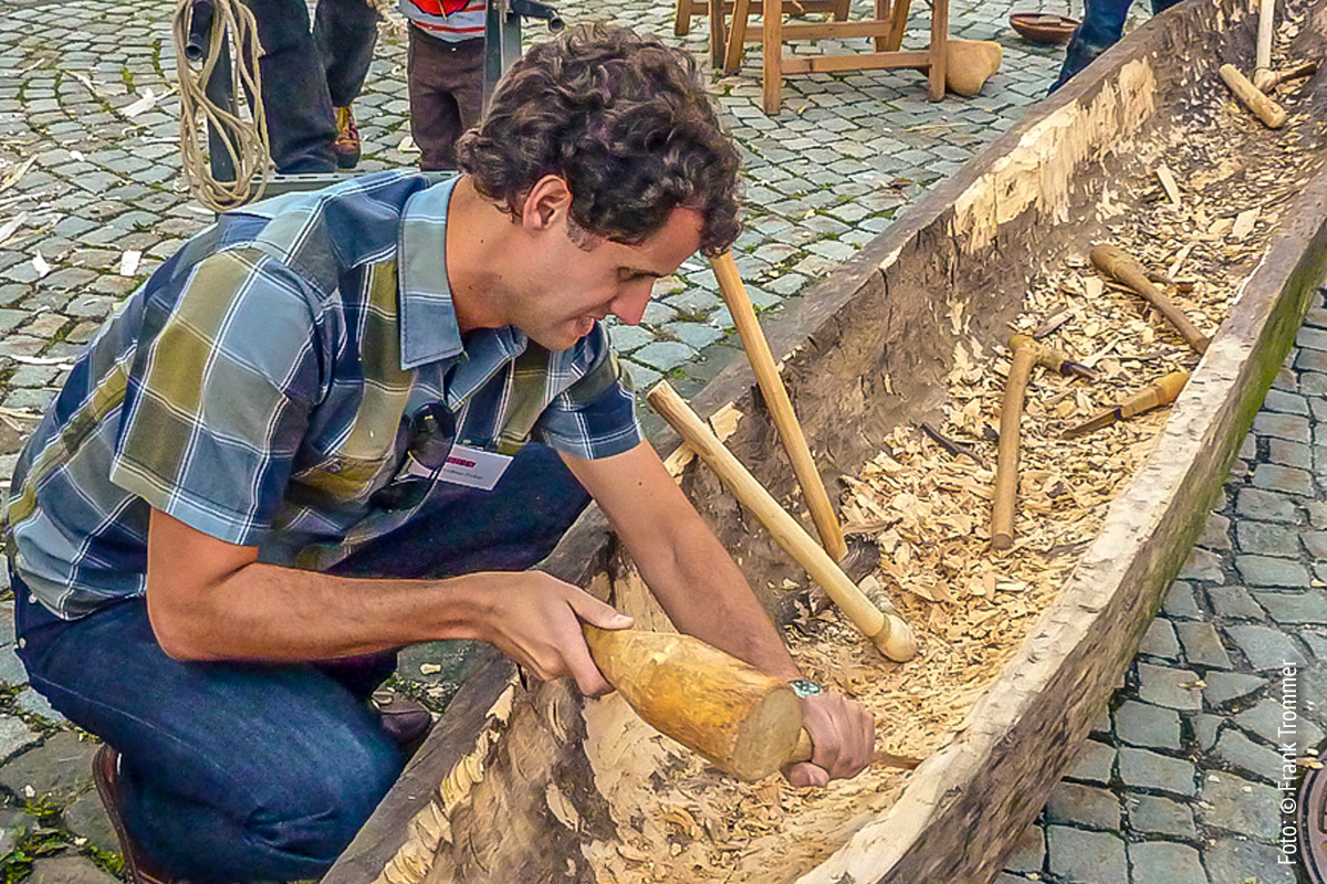 Bronzezeitliche Holzbearbeitung als Mitmachaktion